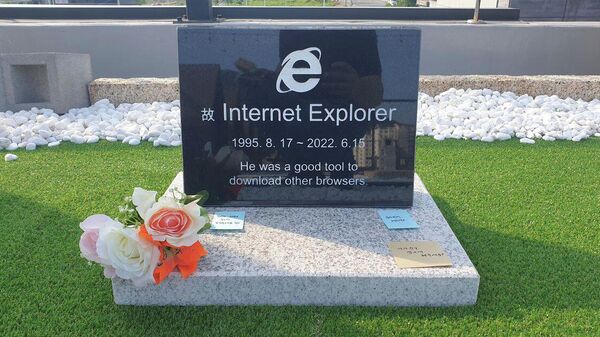 Microsoft'un emektar internet tarayıcısı Internet Explorer'ı 27 yıllık hizmetinin ardından emekliye ayırma kararı üzerine Güney Koreli bir yazılım mühendisi, temsili bir mezar yaptırdı. - Sputnik Türkiye