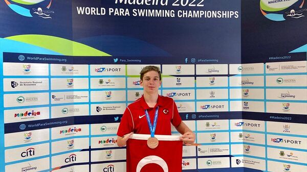 Milli sporcu Koral Berkin Kutlu, Portekiz'de düzenlenen Para Yüzme Dünya Şampiyonası'nda bronz madalya elde etti. - Sputnik Türkiye