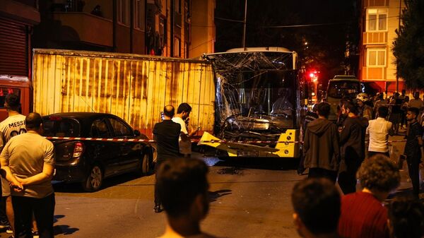 İstanbul’da kontrolden çıkan İETT otobüsü ara sokakta park halinde bulunan 17 araca çarptı.
 - Sputnik Türkiye
