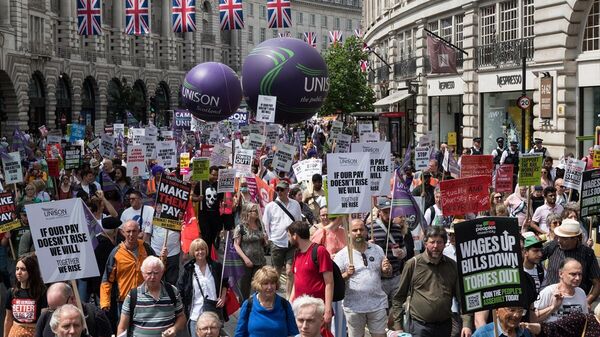 Londra'da binlerce kişi hayat pahalılığına karşı yürüdü - Sputnik Türkiye