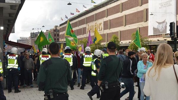 İsveç'in Göteborg kentinde toplanan bir grup, PKK sembolleri ve Öcalan fotoğraflarıyla eylem yaptı - Sputnik Türkiye