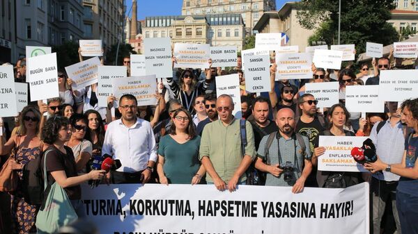 Gazetecilik meslek örgütleri, 'dezenformasyon yasasını' protesto etti - Sputnik Türkiye