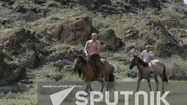 Rusya Devlet Başkanı Vladimir Putin, Sibirya tatilinde üstü çıplak halde ata binerken - Sputnik Türkiye