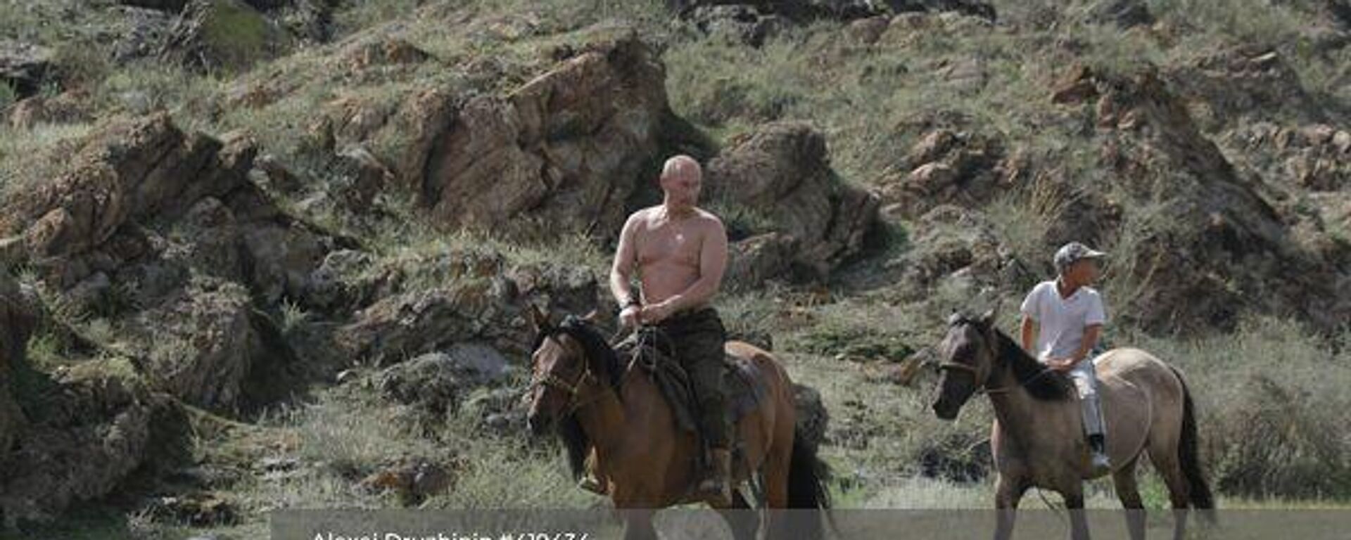 Rusya Devlet Başkanı Vladimir Putin, Sibirya tatilinde üstü çıplak halde ata binerken - Sputnik Türkiye, 1920, 26.06.2022