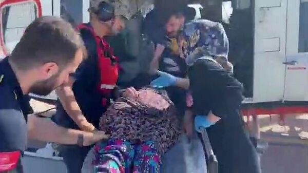Selin yaşandığı Kastamonu'nun Küre ilçesinde ekipler rahatsızlanan kadını helikopterle tahliye etti. Yaşlı kadının tahliye anları ekiplerin kamerasına yansıdı. - Sputnik Türkiye