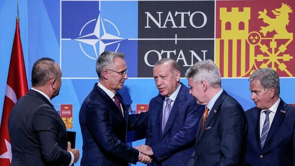 Türkiye, İsveç ve Finlandiya arasında, İsveç ve Finlandiya'nın NATO üyelik süreçleri hakkında üç ülkenin liderlerinin huzurunda üçlü memorandum imzalandı.
 - Sputnik Türkiye