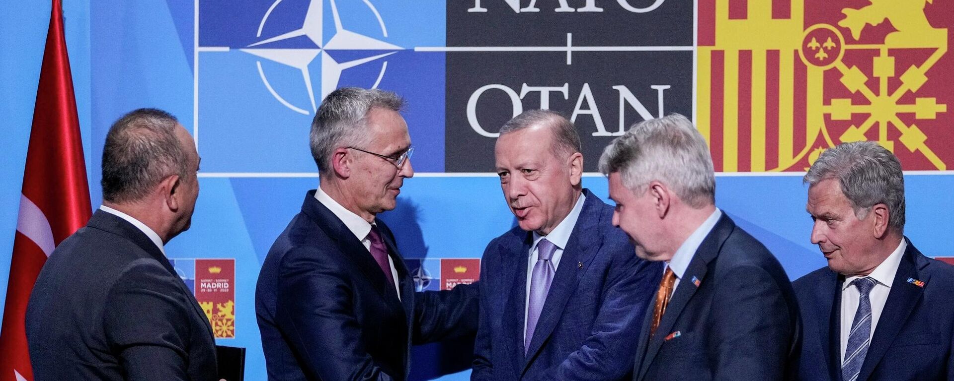 Türkiye, İsveç ve Finlandiya arasında, İsveç ve Finlandiya'nın NATO üyelik süreçleri hakkında üç ülkenin liderlerinin huzurunda üçlü memorandum imzalandı.
 - Sputnik Türkiye, 1920, 28.06.2022