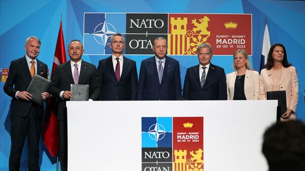 Cumhurbaşkanı Recep Tayyip Erdoğan, Finlandiya Cumhurbaşkanı Sauli Niinistö, İsveç Başbakanı Magdelena Andersson ve NATO Genel Sekreteri Jens Stoltenberg dörtlü görüşmede bir araya geldi. NATO Zirvesi'nin düzenlendiği Madrid'deki IFEMA Fuar Merkezi'ndeki görüşme sonrasında Türkiye, İsveç ve Finlandiya arasında Finlandiya ve İsveç'in NATO üyelik süreçleri hakkında üçlü memorandum imzalandı. Görüşmeye Dışişleri Bakanı Mevlüt Çavuşoğlu, İletişim Başkanı Fahrettin Altun ve Cumhurbaşkanlığı Sözcüsü İbrahim Kalın da katıldı.
 - Sputnik Türkiye