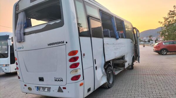 Muğla’nın Köyceğiz ilçesinde içerisinde 29 Rus turistin bulunduğu tur otobüsü ile beton mikseri çarpıştı. Faciadan dönülen kaza, şans eseri ufak sıyrıklarla atlatıldı. - Sputnik Türkiye