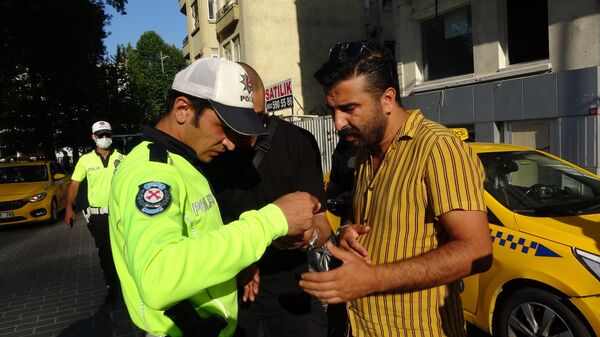 Ehliyetsiz turist, aracını durduran polisin fotoğrafını çekti, rüşvet teklif etti - Sputnik Türkiye