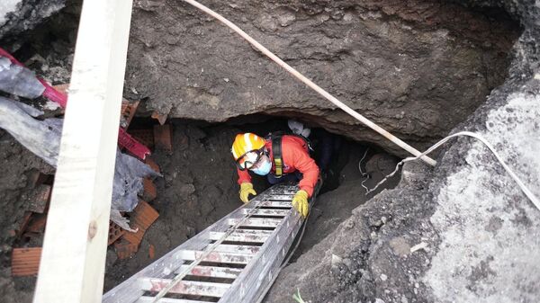 Meksika’nın başkenti Mexico City’deki bir sokakta yağmur sonrası oluşan çukurda 7 mahalleye ulaşan 13 yeraltı mağarası keşfedildi. - Sputnik Türkiye