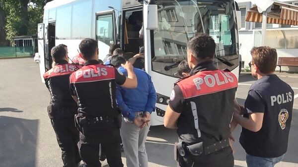 Bursa'da kadınları fuhuşa zorladıkları iddia edilen şüphelilere, İl Emniyet Müdürlüğü Asayiş Şube Müdürlüğü Ahlak Büro Amirliği ekiplerince düzenlenen eş zamanlı operasyonlarda gözaltına alınan 10 kişi çıkarıldığı hakimlikçe tutuklandı. - Sputnik Türkiye