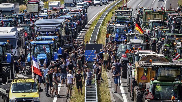 Berlin'de çiftçiler traktörlerle Brandeburg kapısına dayanarak hükümeti  tehdit etti - 18.12.2023, Sputnik Türkiye