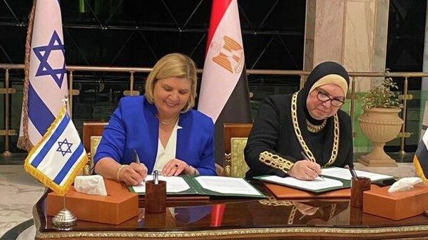 İsrail Ekonomi Bakanı Orna Barbivay, Mart 2022'deki Kahire ziyaretinde Mısır Ticaret ve Sanayi Bakanı Nevin Gamea ile ekonomik anlaşmalar imzalarken  - Sputnik Türkiye