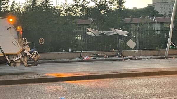 Ankara'da otomobil otobüs durağına çarptı: 1'i ağır 6 kişi yaralandı - Sputnik Türkiye