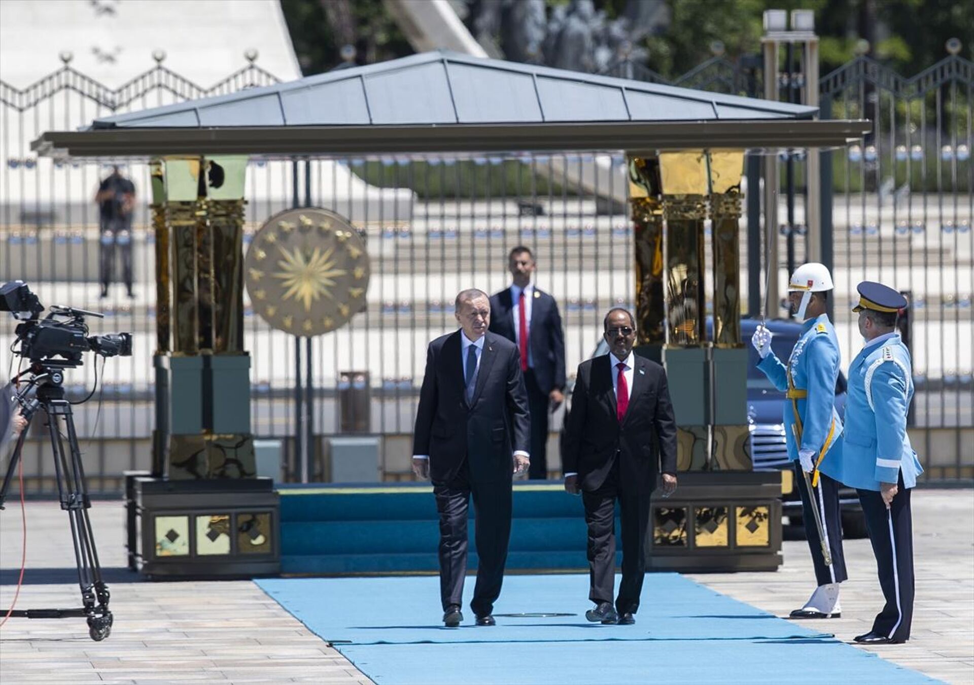 Cumhurbaşkanı Recep Tayyip Erdoğan, Türkiye'ye resmi ziyarette bulunan Somali Cumhurbaşkanı Hasan Şeyh Mahmud'u resmi törenle karşıladı. - Sputnik Türkiye, 1920, 06.07.2022