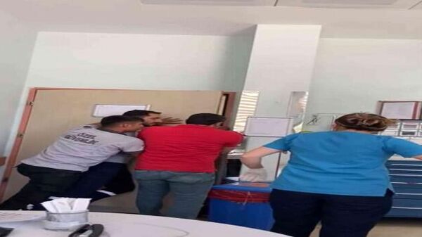 Batman Beşiri Devlet Hastanesi’nde hasta yakınları ile sağlık çalışanları arasında arbede yaşandı. Güvenlik görevlileri, muayene odasına girmek isteyen hasta yakınlarına kapıyı tutarak engel olmaya çalıştı. - Sputnik Türkiye