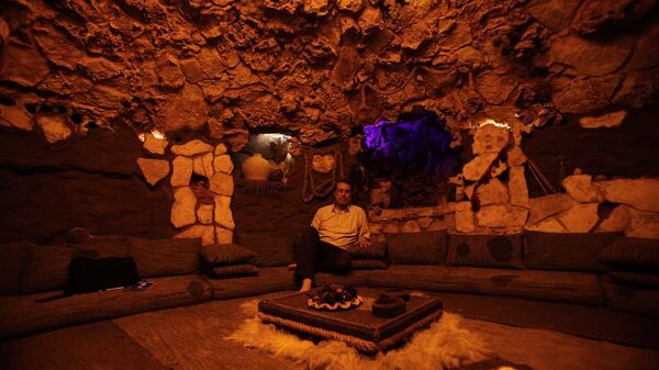 'Acı dolu dünyadan uzaklaşmak için sıra dışı bir yol': Ürdün'de yapay 'meditasyon mağarası' - Sputnik Türkiye
