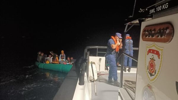 Ayvalık açıklarında lastik bottaki 49 göçmen kurtarıldı - Sputnik Türkiye