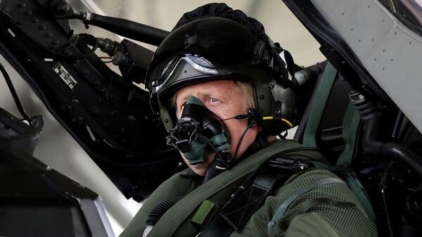 Britanya Başbakanı Boris Johnson, Kraliyet Hava Kuvvetleri'nin (RAF) Coningsby üssünde Typhoon savaş uçağına binip yardımcı pilotluk yaparken (14 Temmuz 2022)  - Sputnik Türkiye