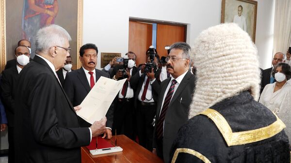 Sri Lanka parlamentosunda yapılan oylamada devlet başkanı seçilen Ranil Wickremesinghe, yemin ederek göreve başladı. - Sputnik Türkiye