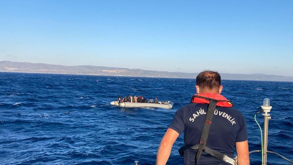 Balıkesir'in Ayvalık ilçesi açıklarında Yunanistan unsurlarınca Türk kara sularına geri itilen 49 göçmen, Sahil Güvenlik tarafından kurtarıldı. - Sputnik Türkiye