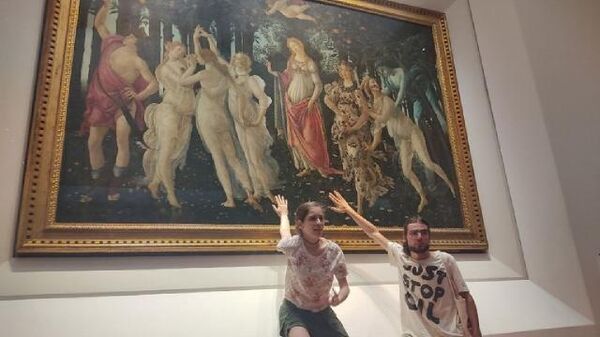 İtalya'nın Florasa kentinde iklim aktivistleri, fosil yakıt kullanımını protesto etmek için ellerini Rönesans ressamı Sandro Botticelli'nin Primavera adlı tablosuna yapıştırdı.
 - Sputnik Türkiye