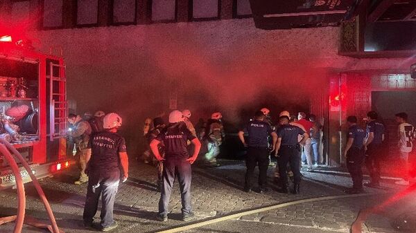 İstanbul Gaziosmanpaşa'da bulunan bir ayakkabı imalathanesinde çıkan yangında üst katlarda mahsur kalan 3 kişi ve 1 köpek itfaiye ekiplerince kurtarıldı. - Sputnik Türkiye