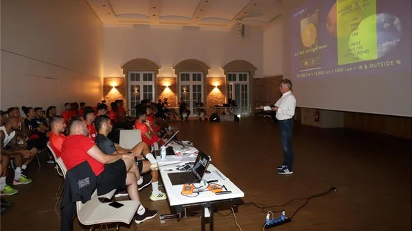 Spor Toto Süper Lig ekiplerinden Fraport TAV Antalyaspor'un Almanya kampında, İngiliz uyku koçu Nick Littlehales tarafından futbolculara uyku eğitimi verildi. - Sputnik Türkiye