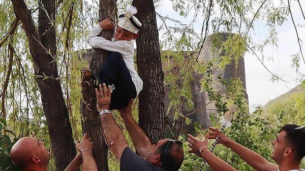 Sünnetten korkup ağaça tırmanan çocuk - Sputnik Türkiye