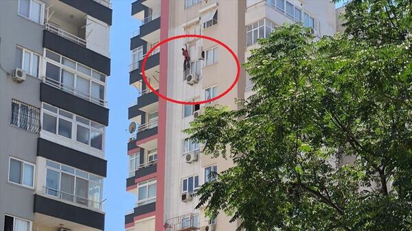 Adana'da bir apartmanı boyadığı esnada asansör halatının kopması  sonucu 11'nci katta mahsur kalan işçi - Sputnik Türkiye