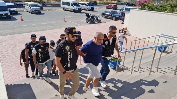 Muğla'nın Bodrum ilçesinde Sahil Güvenlik ve polisten kaçan lüks yatın 4 saatlik kovalamaca sonucu zor kullanılarak durdurulduğu ve toplamda 84 kilogram uyuşturucunun ele geçirildiği olayla ilgili gözaltına alınan 4 kişi, çıkarıldıkları mahkemece tutuklandı. - Sputnik Türkiye