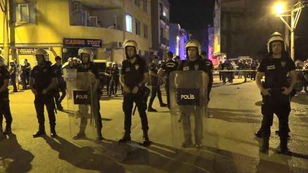 Bursa’da inşaat işçileriyle başka bir grup birbirine girdi. Çıkan kavgada 2 polis, 2 bekçi olmak üzere 6 kişi yaralandı. - Sputnik Türkiye