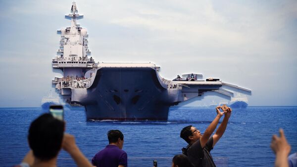 Çin'in askeri başarılarıyla ilgili bir sergide uçak gemisi Liaoning'in fotoğrafını çeken Çinliler - Sputnik Türkiye