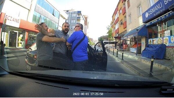 Ümraniye’de hatalı park yapan sürücü kendisini uyaran gazetecilere saldırdı - Sputnik Türkiye