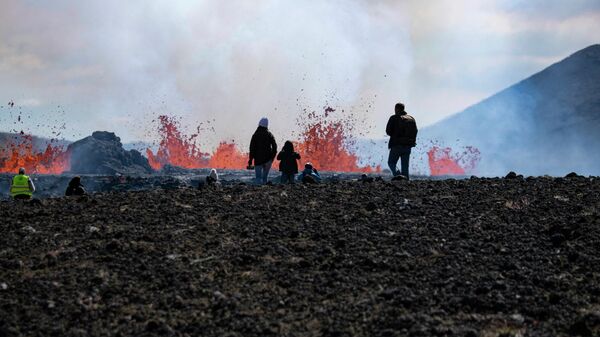 İzlanda'nın güneybatısında yanardağ patladı - Sputnik Türkiye
