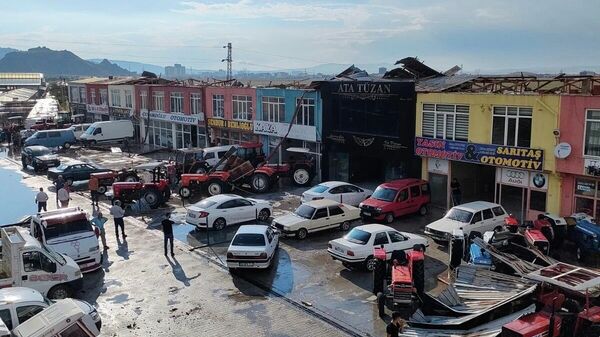 Rüzgarın yerinden söktüğü çatı satılmaya bekleyen traktörlerin üzerine düştü - Sputnik Türkiye