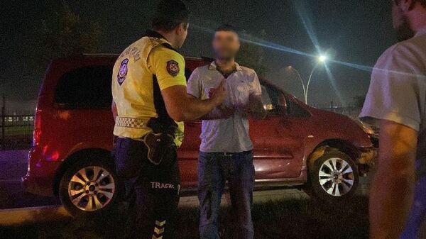 Alkolmetreyi reddeden alkollü sürücü: Boynumu kes üflemem - Sputnik Türkiye