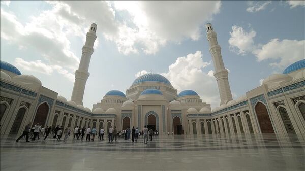 Kazakistan'da inşaatı tamamlanan Orta Asya'nın en büyük camisi olma özelliğine sahip Büyük Nur Sultan Camisi, törenle açıldı. - Sputnik Türkiye
