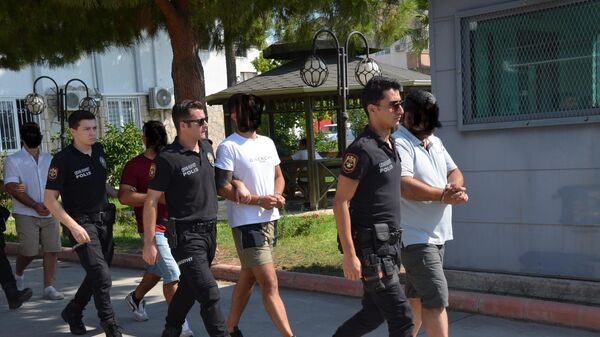 Aydın'ın Didim ilçesinde, zabıta müdürü Murat Hacıfettahoğlu'nun otomobiline bineceği sırada uğradığı silahlı saldırı sonucu ayaklarından yaralanmasıyla ilgili olarak gözaltına alınıp, adliyeye sevk edilen 6 şüpheliden 3'ü tutuklandı. 3 şüpheli ise adli kontrol şartıyla serbest bırakıldı. - Sputnik Türkiye