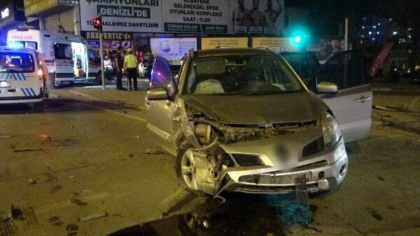 Alkollü sürücü kırmızı ışıkta geçti: 1 ölü, 4 yaralı - Sputnik Türkiye