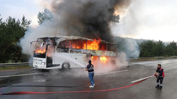 Yolcu otobüsü seyir halindeyken yandı - Sputnik Türkiye