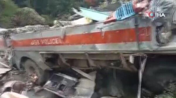 Hindistan-Pakistan sınırındaki Cemmu Keşmir bölgesinde güvenlik güçlerini taşıyan otobüsün nehre düşmesi sonucu 7 kişi hayatını kaybetti, 32 kişi yaralandı.
 - Sputnik Türkiye
