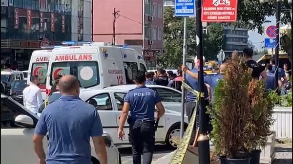 Küçükçekmece'de site yönetiminin kirasına zam yapmak istediği kafe sahipleriyle çıkan silahlı kavgada 13 kişi yaralandı. O anlar cep telefonu kamerasına yansıdı. Küçükçekmece kaymakamlığı 13 kişinin yaralandığı çatışmaya ilişkin 8 kişinin 7 tabanca ile birlikte gözaltına alındığını açıkladı. - Sputnik Türkiye