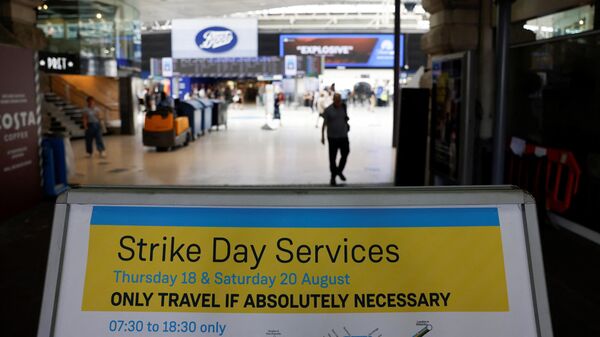 Londra'nın Waterloo istasyonu girişinde grev nedeniyle toplu taşımanın sekteye uğrayacağı uyarısı  - Sputnik Türkiye