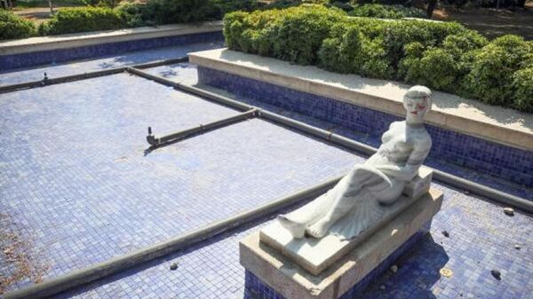 'Havuzda Serinleyen Kadın' heykeline rujlu saldırı
 - Sputnik Türkiye