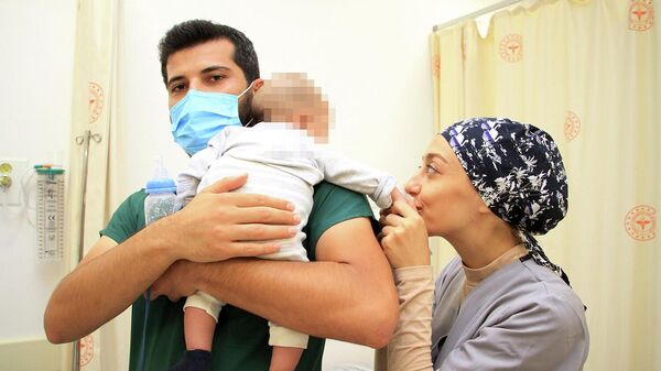  Arel bebek, gece saatlerinde Kula'ya gelen annesine teslim edildi - Sputnik Türkiye