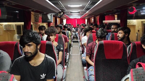 Afganistan uyruklu 227 düzensiz göçmen, sınır dışı edilmek üzere Edirne Göç İdaresi Müdürlüğü Geri Gönderme Merkezinden İstanbul'a gönderildi. - Sputnik Türkiye