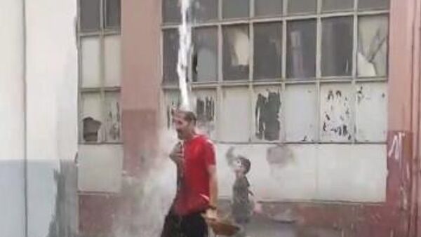 Bursa'da sağanak: Bir kişi oluktan akan yağmur sularıyla adeta yıkandı - Sputnik Türkiye