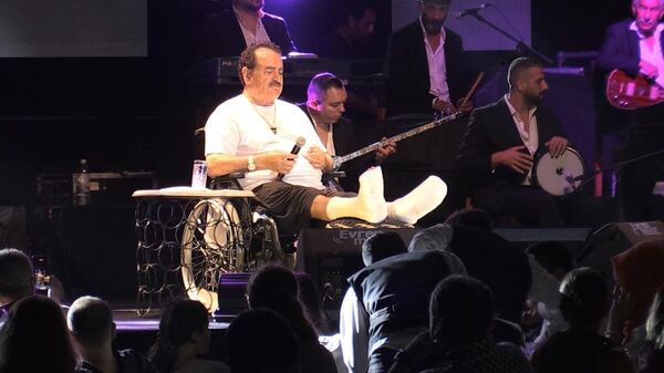 İbrahim Tatlıses, tekerlekli sandalyede iki ayağı alçılı konser verdi: Allah bitti demeden bitmiyor - Sputnik Türkiye